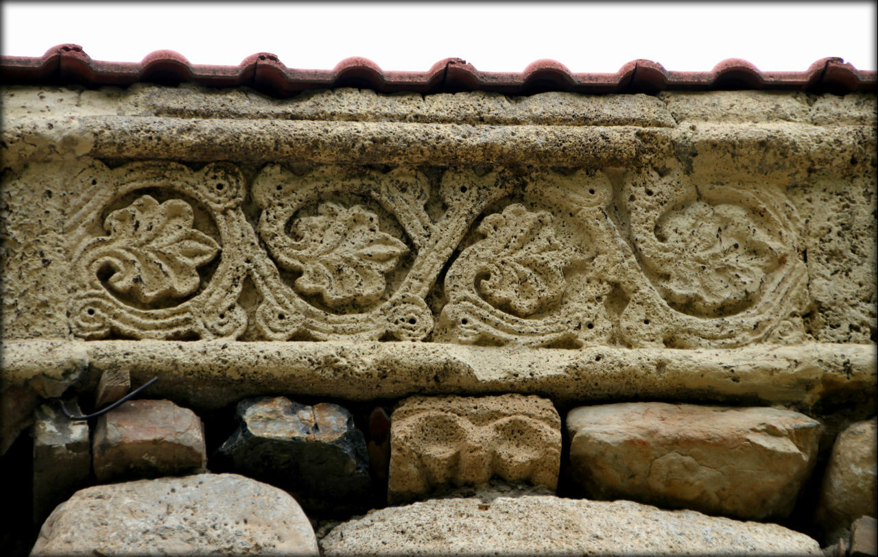 Орнамент под крышей храма