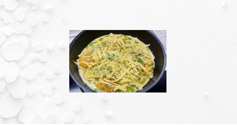 Приготовление тортильи с яйцом, сыром и помидором на сковороде: шаг 4