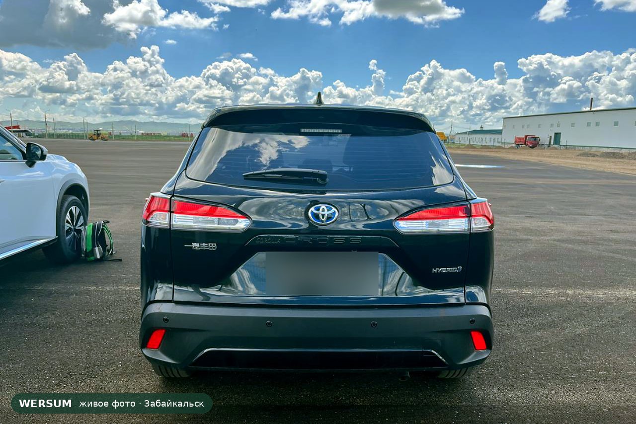 Toyota Corolla Cross, сзади: синий логотип, HYBRID и 一汽丰田