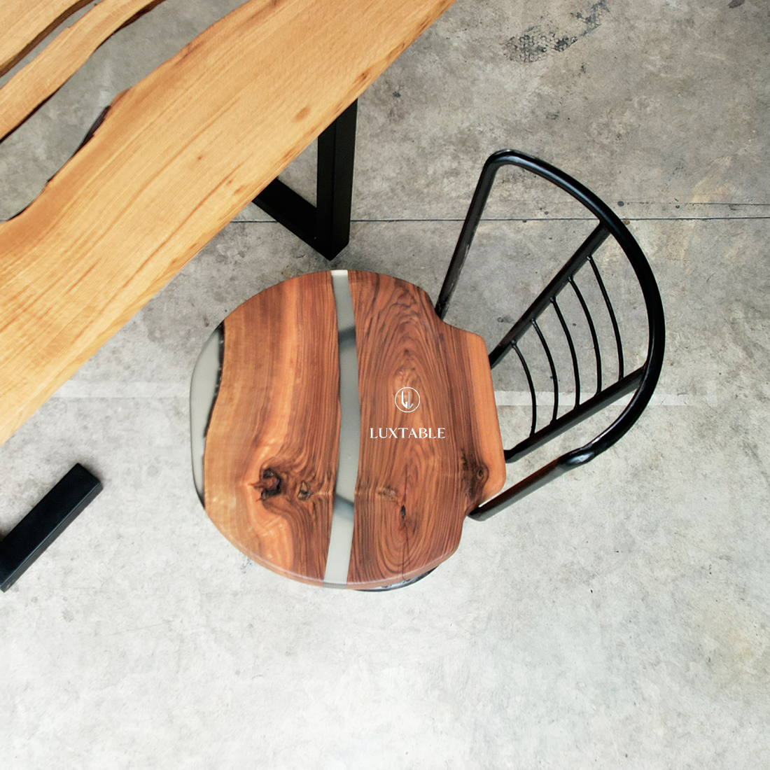 Tavolo Continental in noce europeo e resina turchese pigmentata