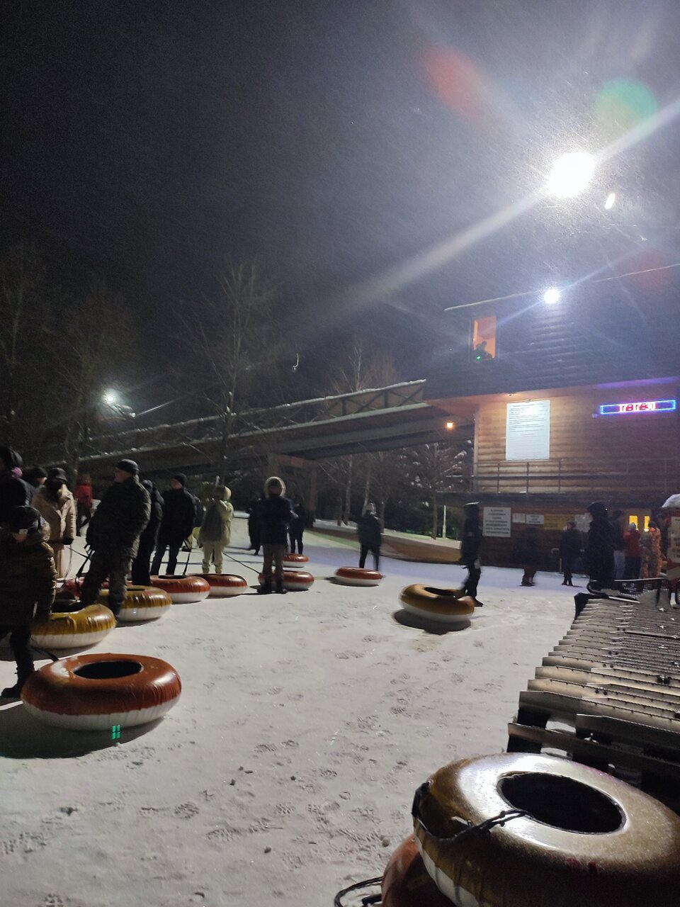 Лыжня для беговых лыж среди заснеженного леса