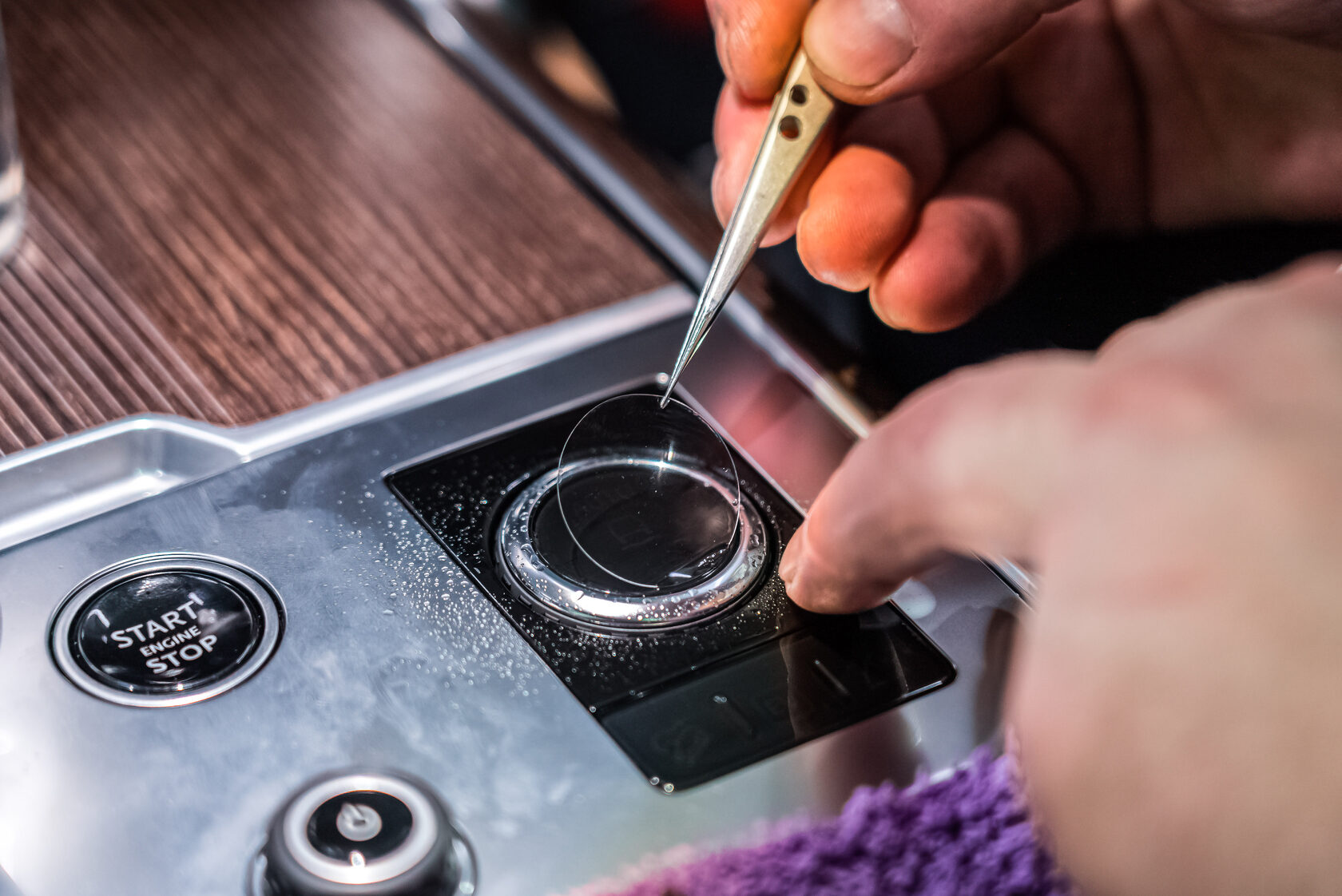 Оклейка элементов салона автомобиля Range Rover