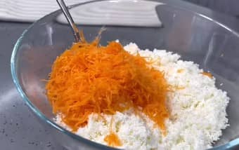 Приготовление сырников из творога с морковью и яблоком: шаг 2