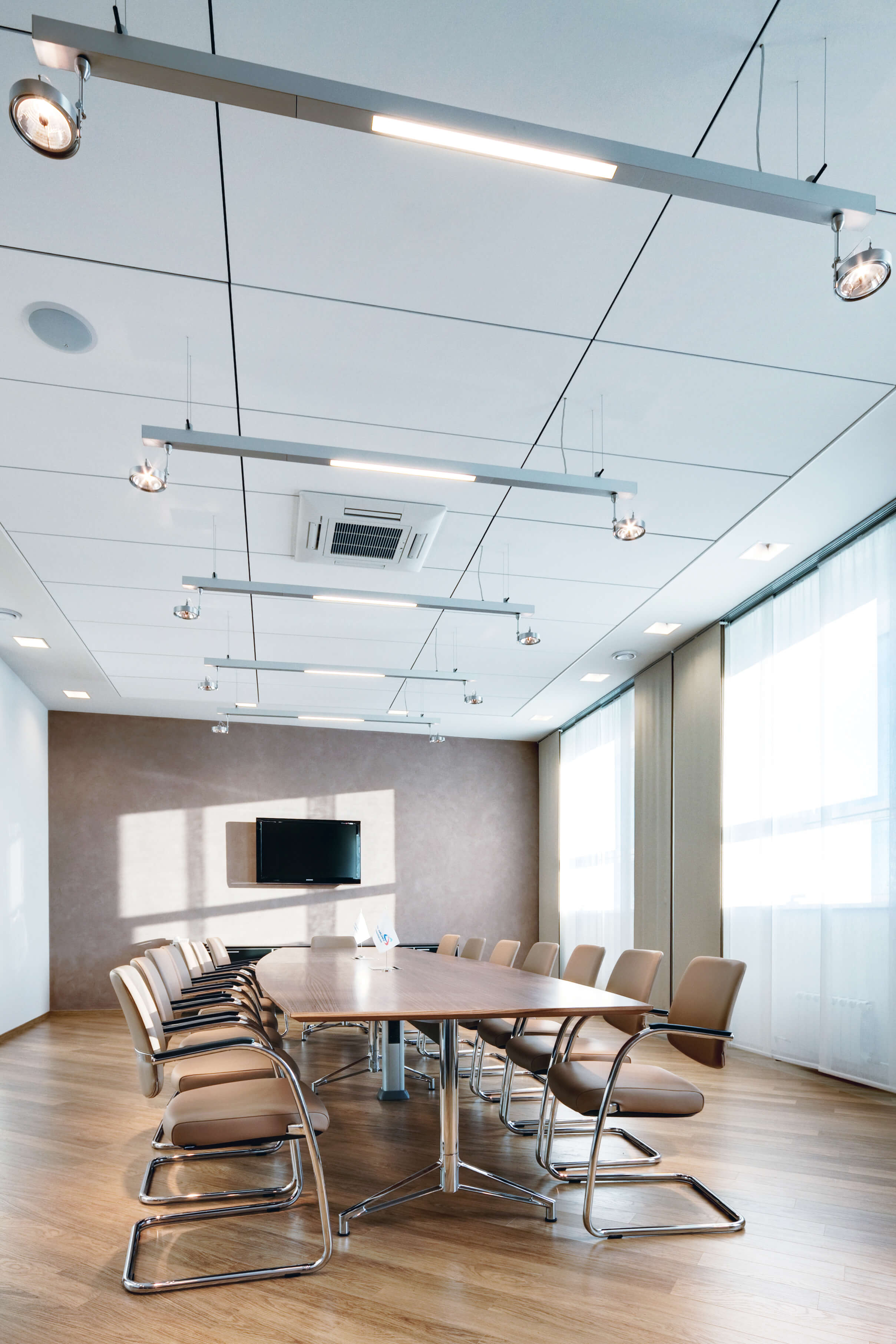 Здание лётных служб авиакомпании «Уральские Авиалинии» - архитектурное бюро Archinform, Екатеринбург