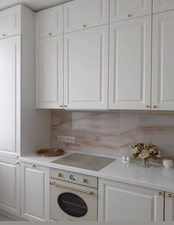 Кухня с дополнительным рядом шкафчиков. Источник: Pinterest