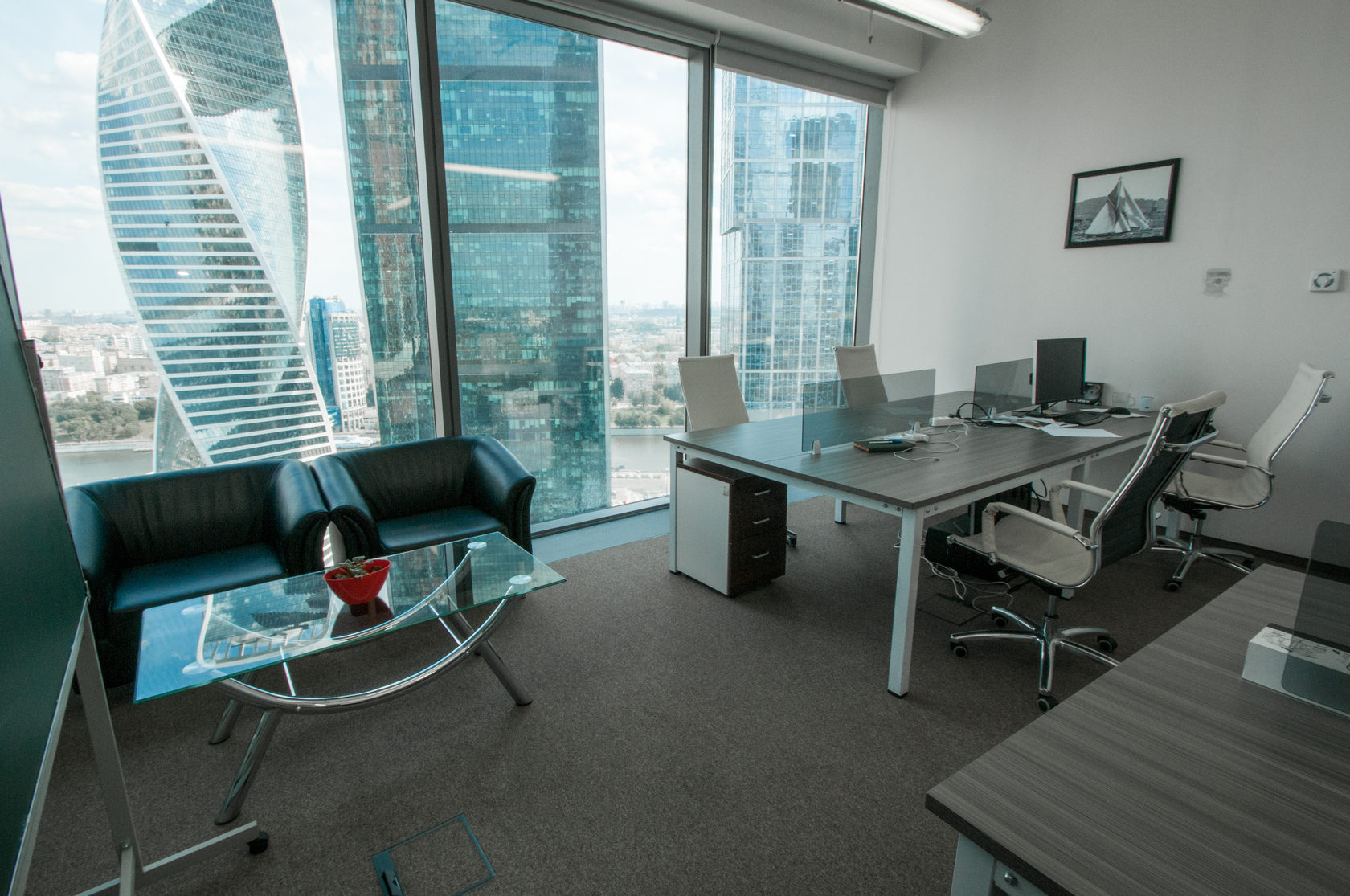 А также в помещениях где. Офис в Москоу Сити. Офис с панорамными окнами. Красивый офис. Офис с панорамным видом.