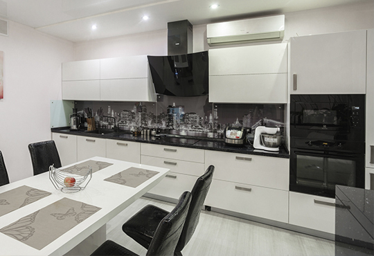 Прямая белая кухня