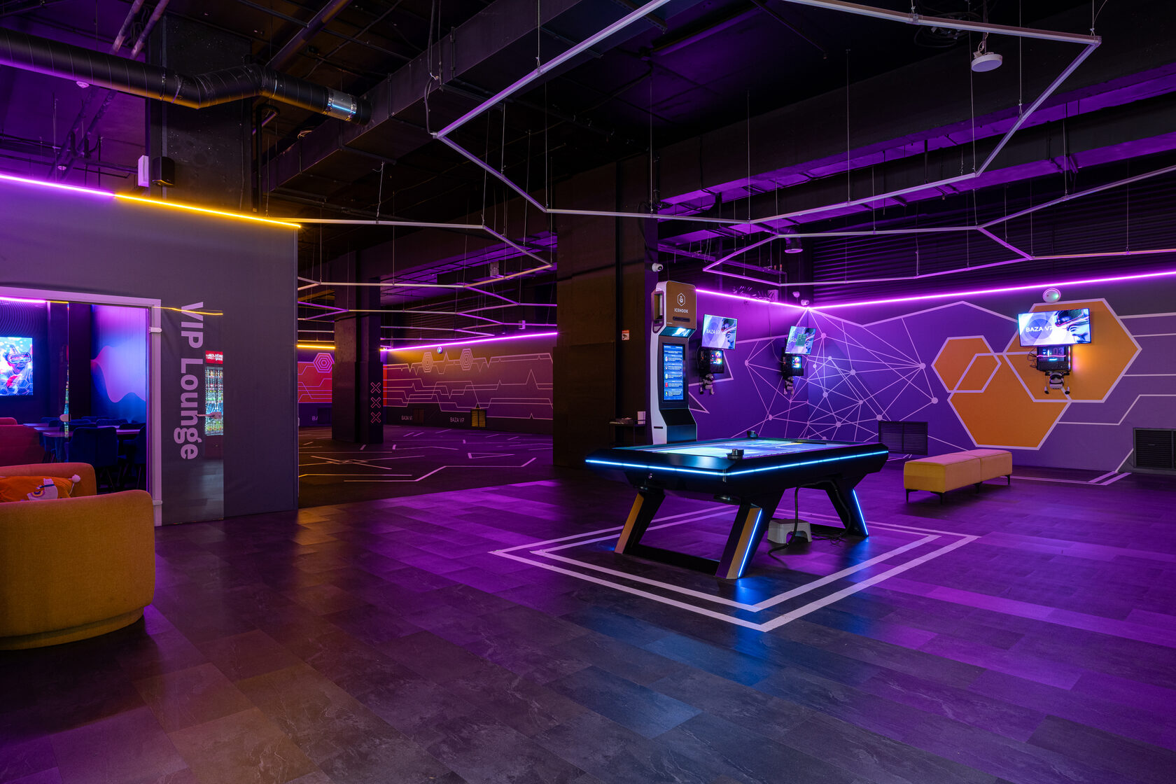 Baza VR в ТЦ Щелковский: просторная VR арена для групп Москва и лаунж-зона для класса