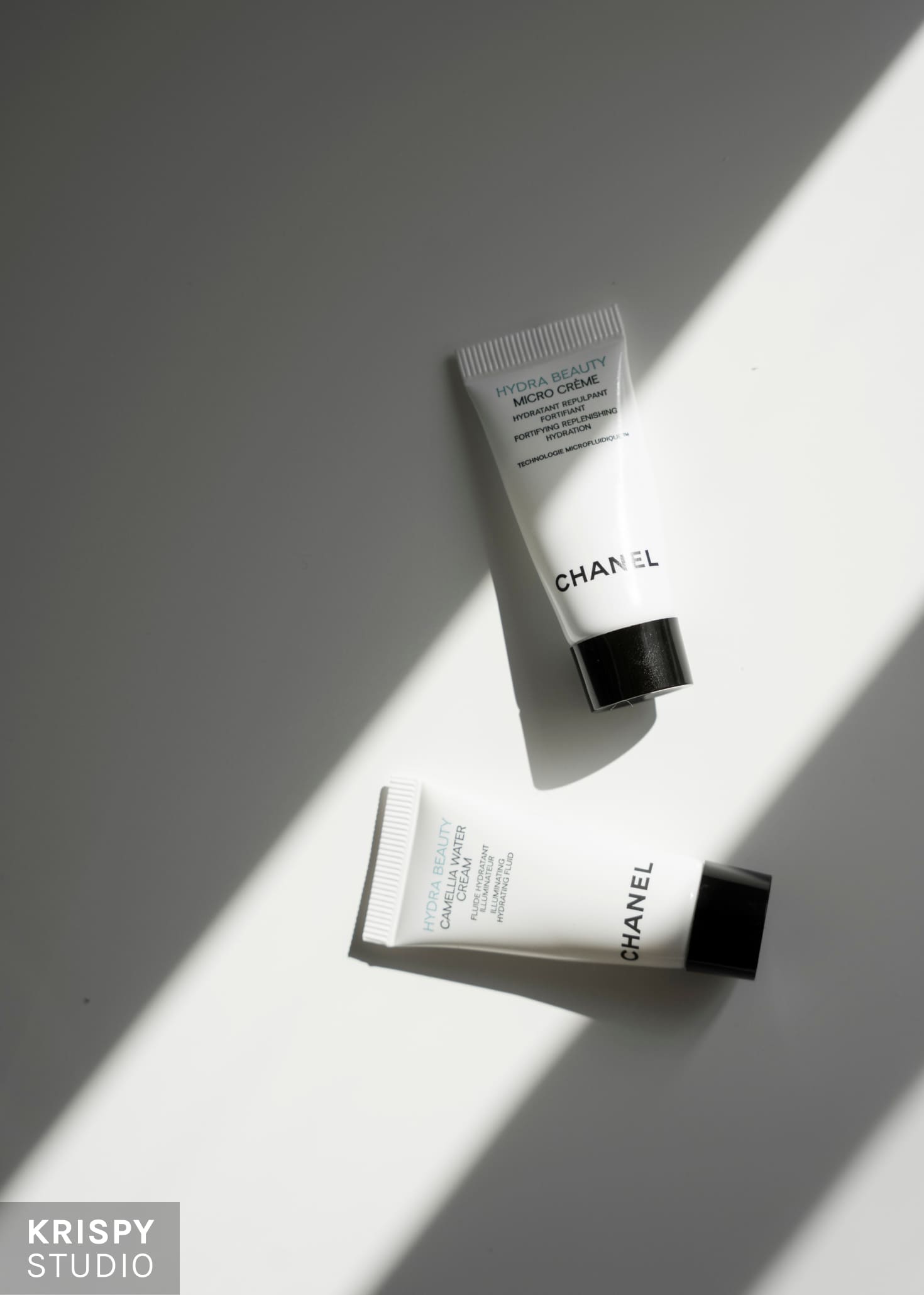 Продукты Chanel в минималистичной фотосессии, выполненной в студии с подбором реквизита и цветокоррекцией.