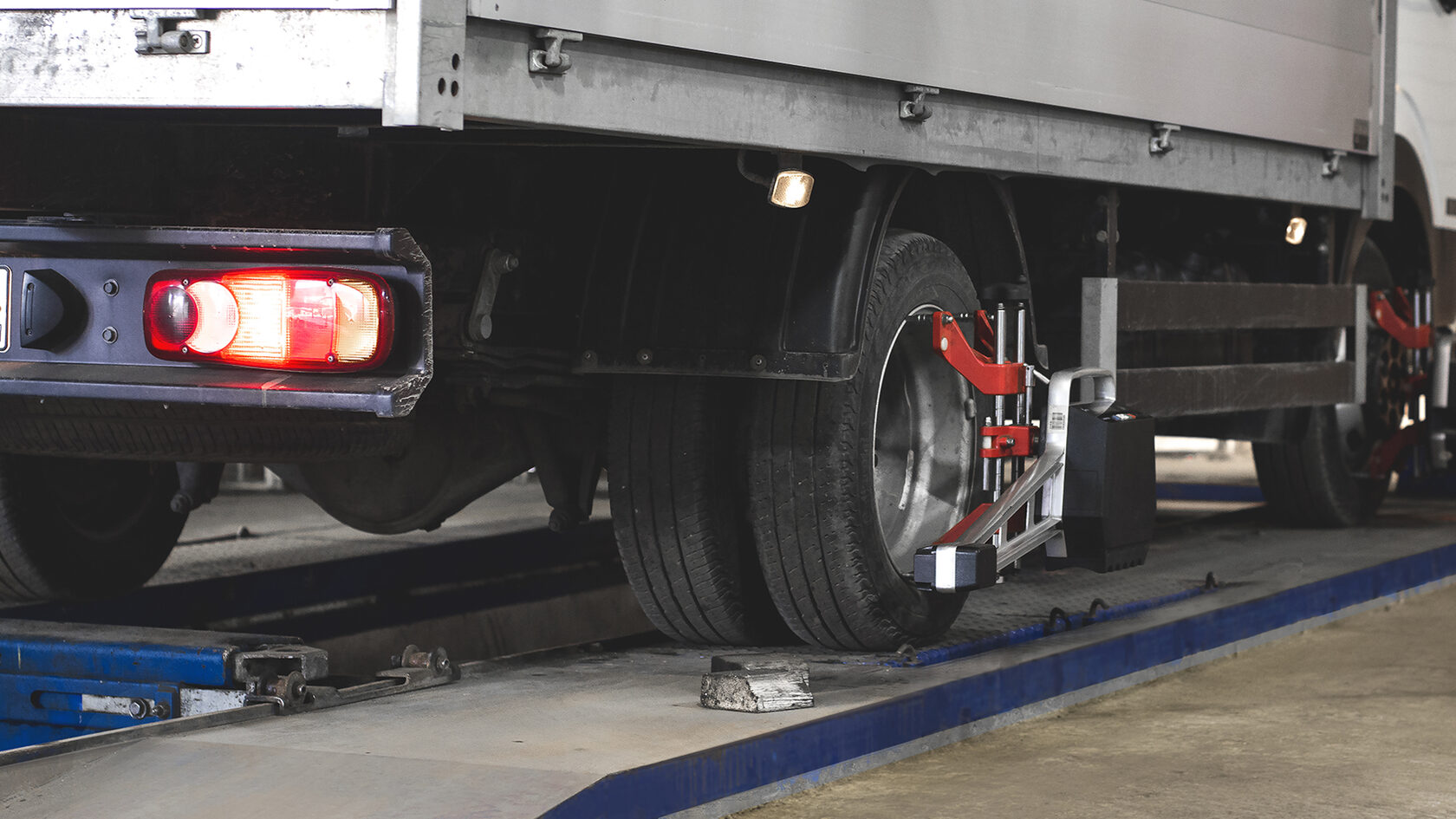 грузовой сход. Josam сход развал. сход развал колес. стенд развала-схождения для грузовых автомобилей v7204 нт. стенд josam соосность полуприцепа.