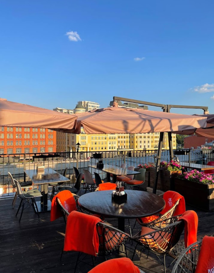 Уличный зонт на боковой опоре на террасе для кафе