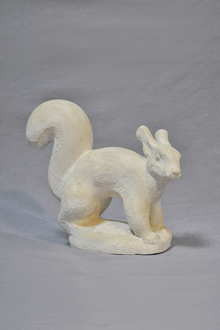 фигура для сада белка стоит