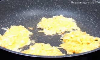 Приготовление капустных оладий из сырой капусты на сковороде: шаг 7