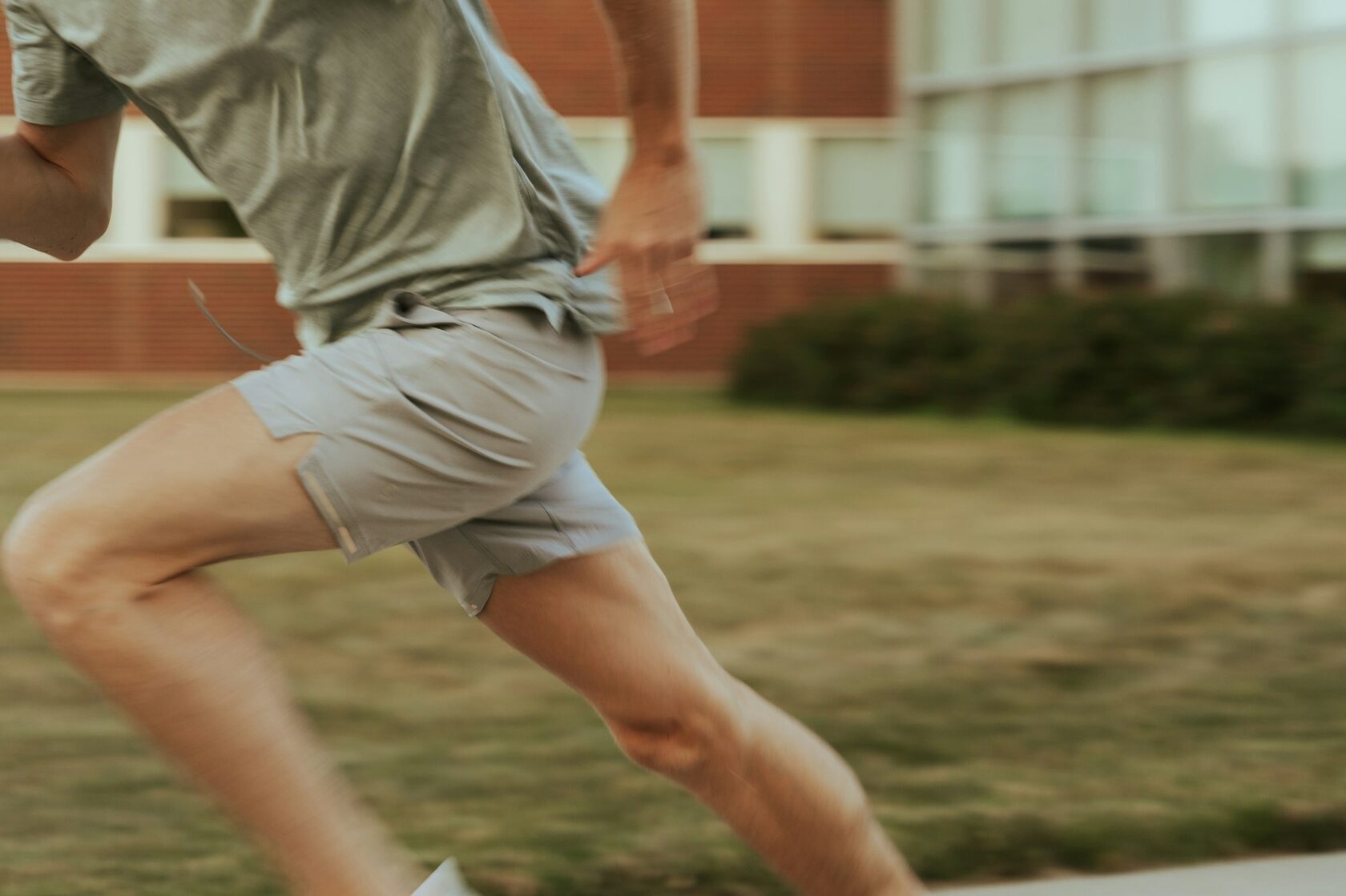 Спортсмен в технологичной одежде SportDots