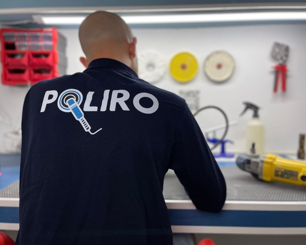 Мастер POLIRO с полировальной машинкой в мастерской