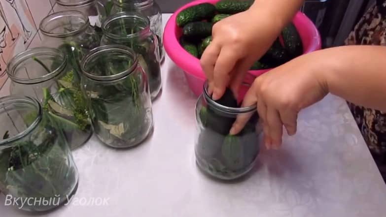 Приготовление маринованных огурцов на зиму с уксусом: шаг 7