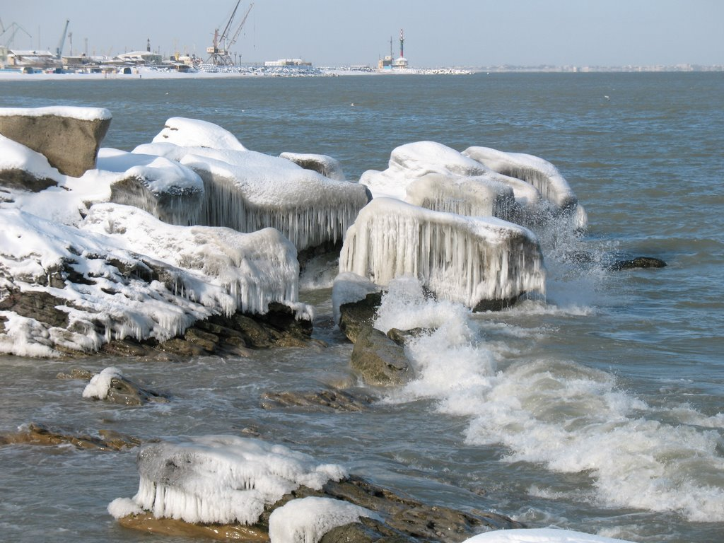 Каспийское море зимой Дагестан. Каспийское море Махачкала зимой. Зима в Махачкале. Каспийское море зимой Дербент.