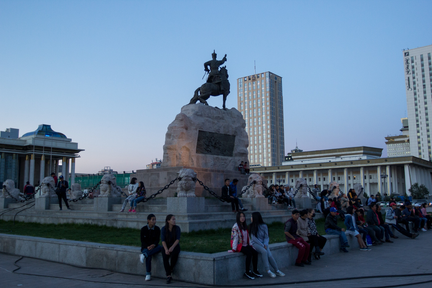 Купить в улан баторе. Улан Батор памятник. Площадь Сухэ-Батора. Монголия столица Улан Батор достопримечательности. Площадь Сухэ-Батора Улан-Батор.