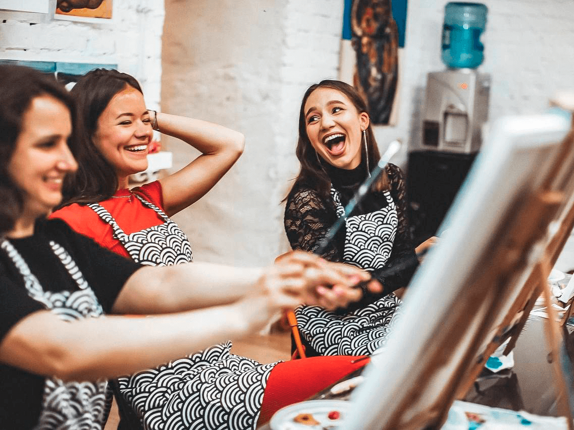 фото парня и девушки на романтическом свидании в публичном месте