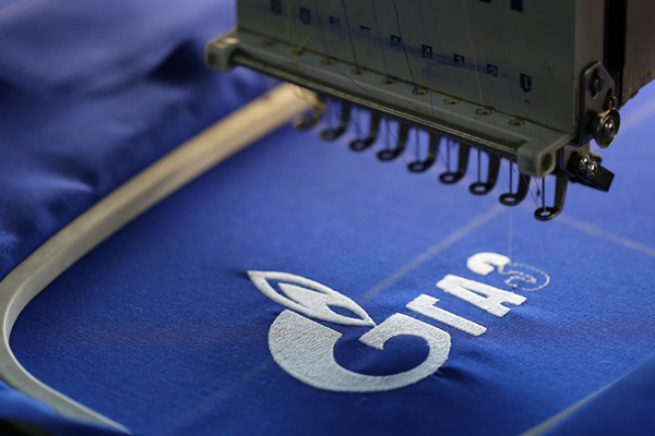 mashinnaya vyshivka na odezhde stilno