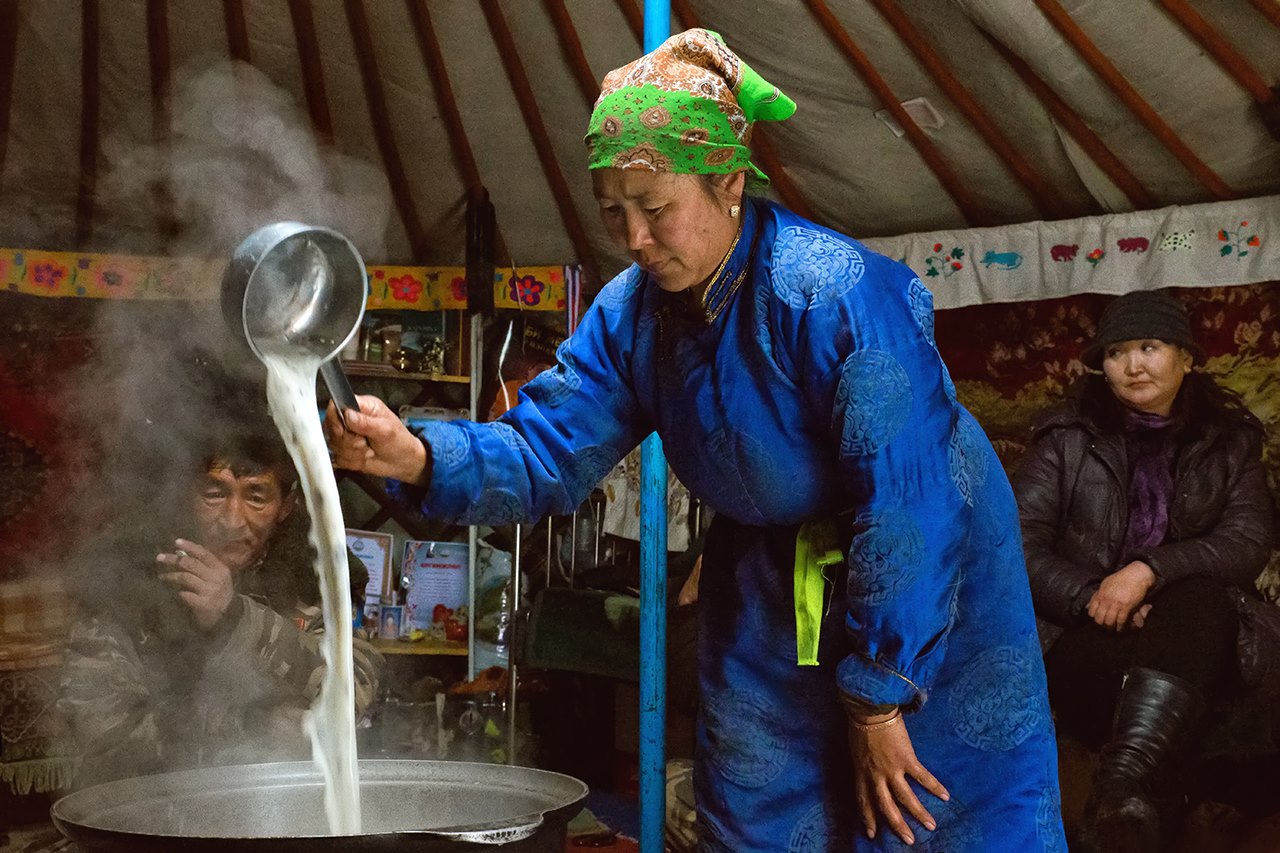 Монгольский чай с молоком. Он же - калмыцкий, ханский чай. Заваривают кирпичный зелёный чай, молоко, соль, жир. Фото — Машкова Елена фотограф 