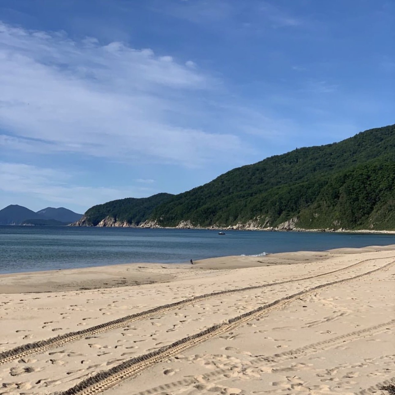 Большой песчаный пляж.