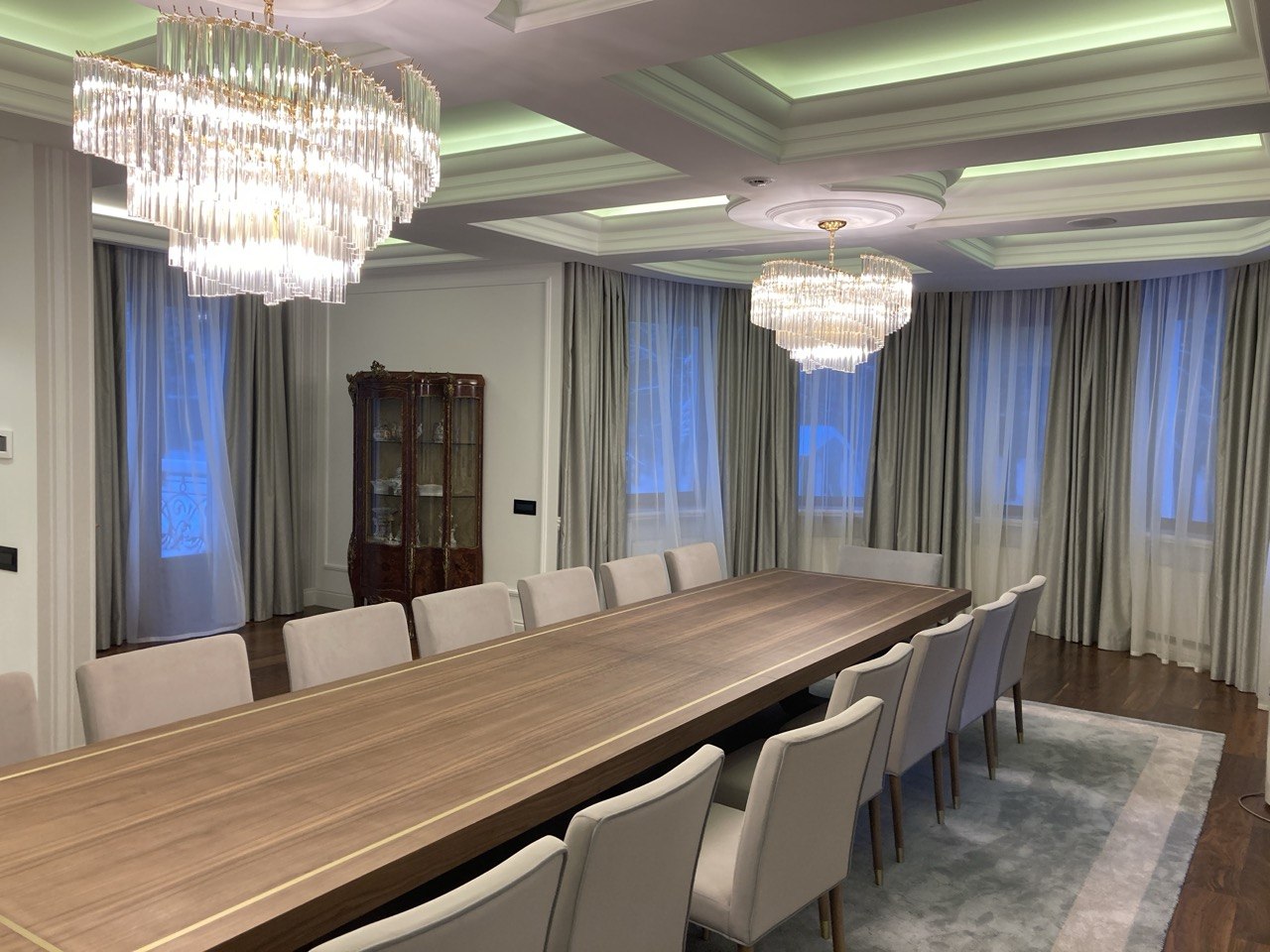 Текстильный декор для гостиной с камином от салона Графика стиля