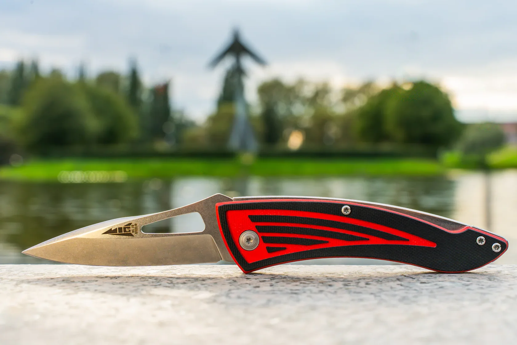 Kizlyar Supreme MiG showing the full handle and cutting edge outdoors
