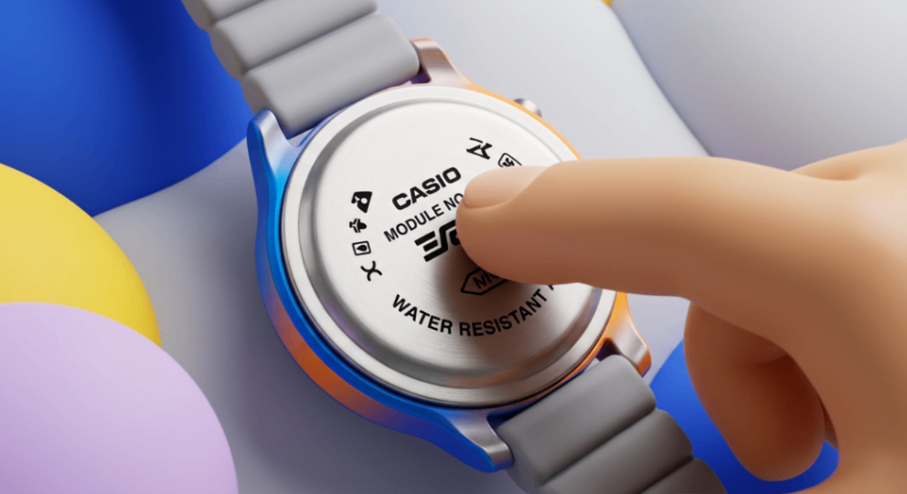Оригинальные и поддельные часы Casio рядом на разделенном фоне