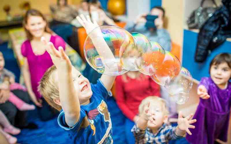 Мыльные шоу на день рождения. Шоу мыльных пузырей. Шоу мыльных пузырей для детей. Дискотека с мыльными пузырями. Детский праздник мыльные пузыри.