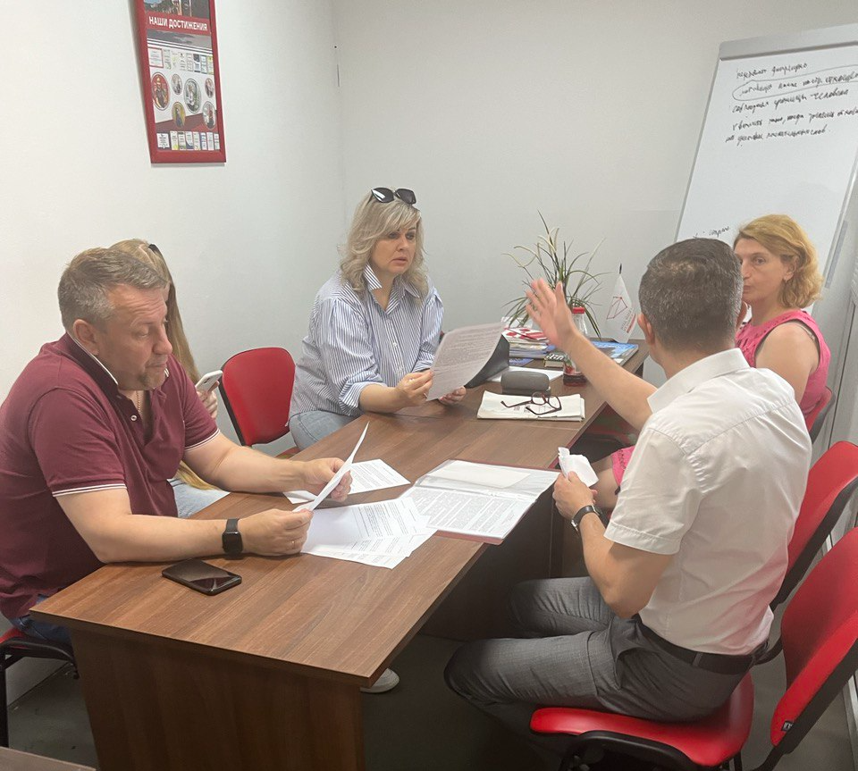 уборка квартир. отделка помещений. деревянная стойка бдсм. планировка апартментс нью йорк. ремонтно-отделочные работы.