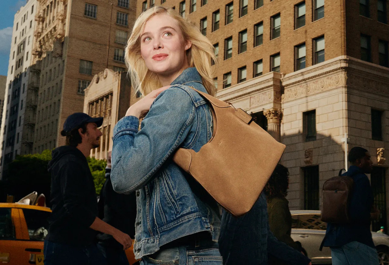 Эль Фаннинг носит сумку Coach Brooklyn