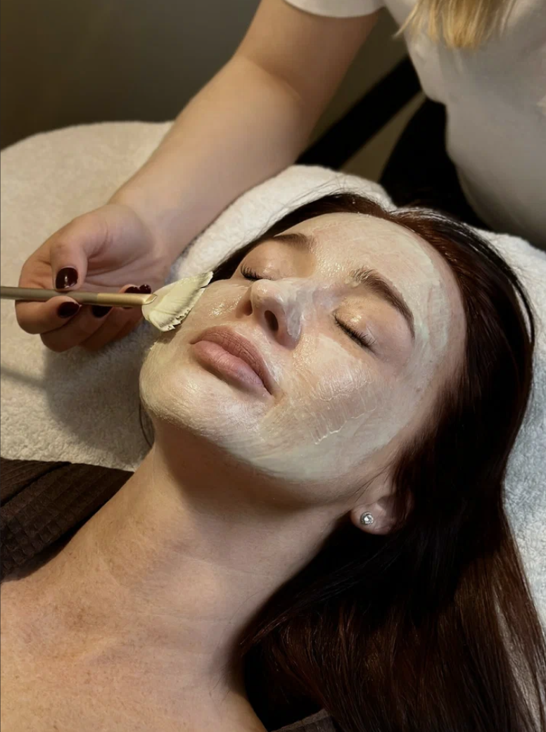 SPA-уход: нанесение маски на лицо