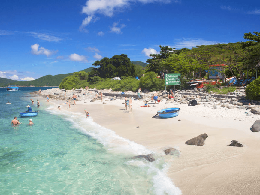 Подводные коралловые рифы острова