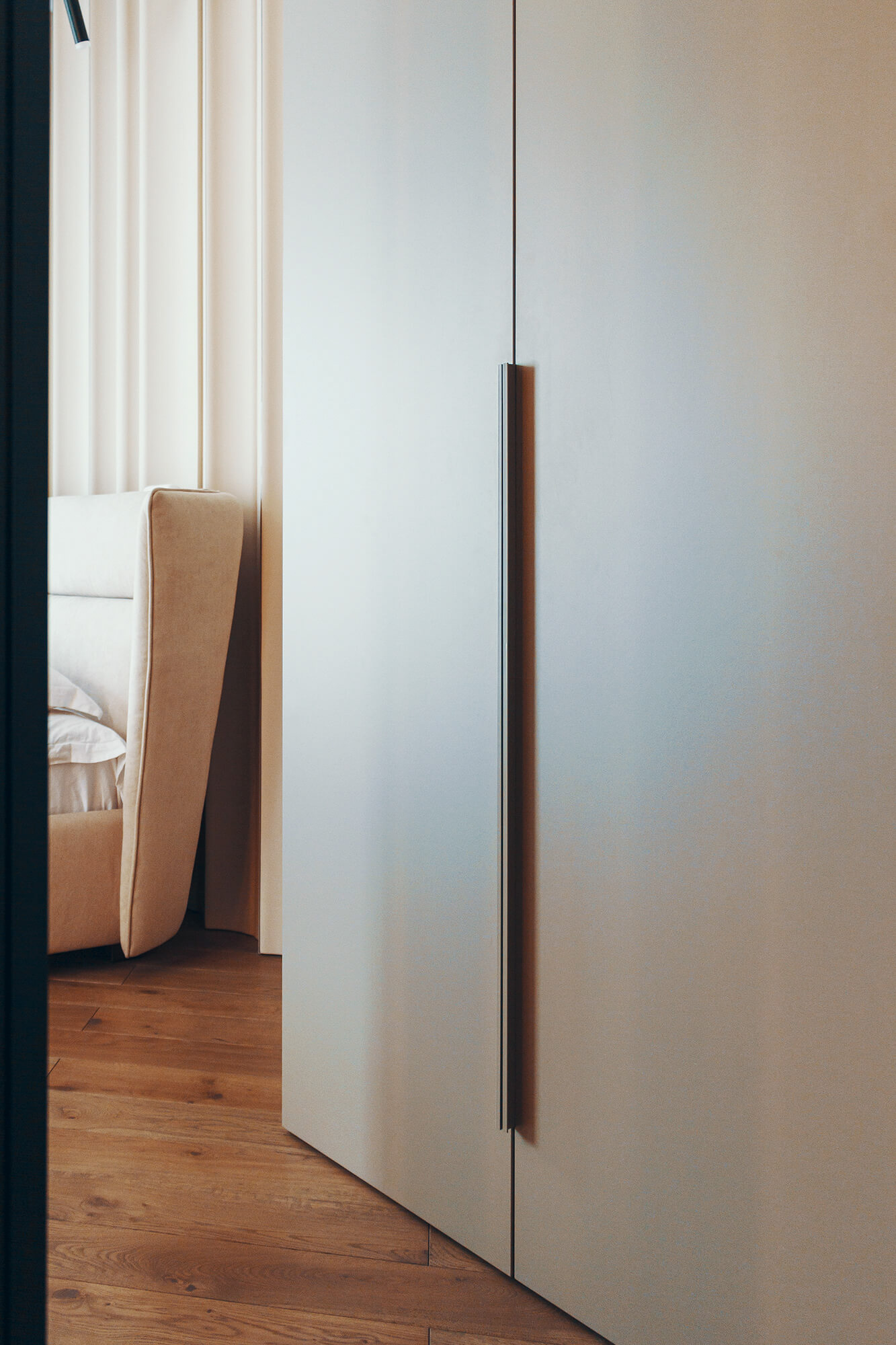 Минималистичный встроенный шкаф на заказ с матовыми фасадами в спальню