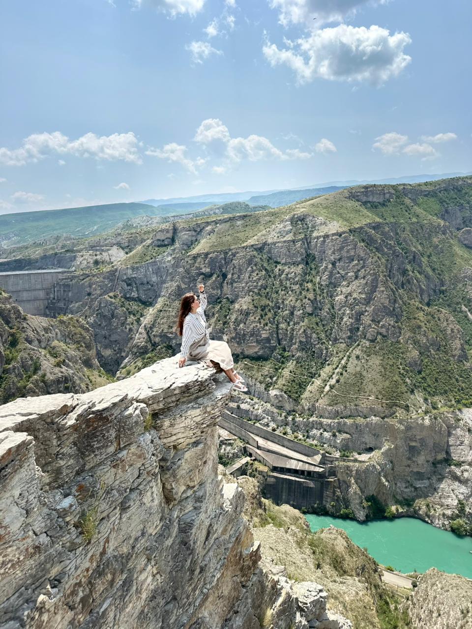 Вид на Сулакский каньон и арочную плотину Чиркейской ГЭС, открывающийся с обзорной площадки. Тур в Дагестан позволяет увидеть это чудо природы и рук человека
