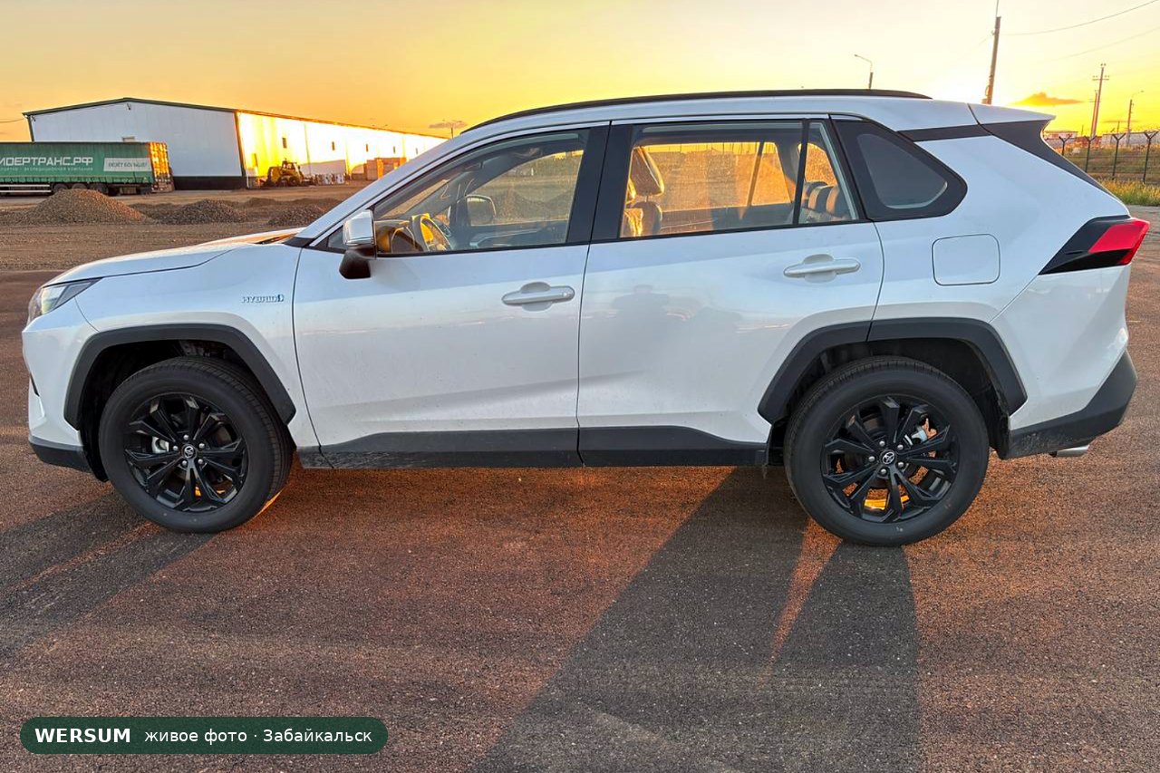 Toyota RAV4, гибрид, сбоку: надпись HYBRID на крыле