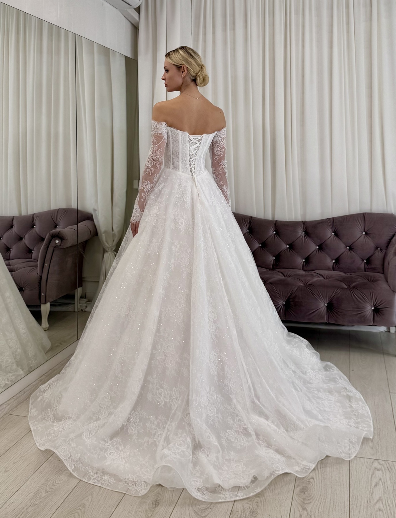 Свадебное платье кружевное со шлейфом