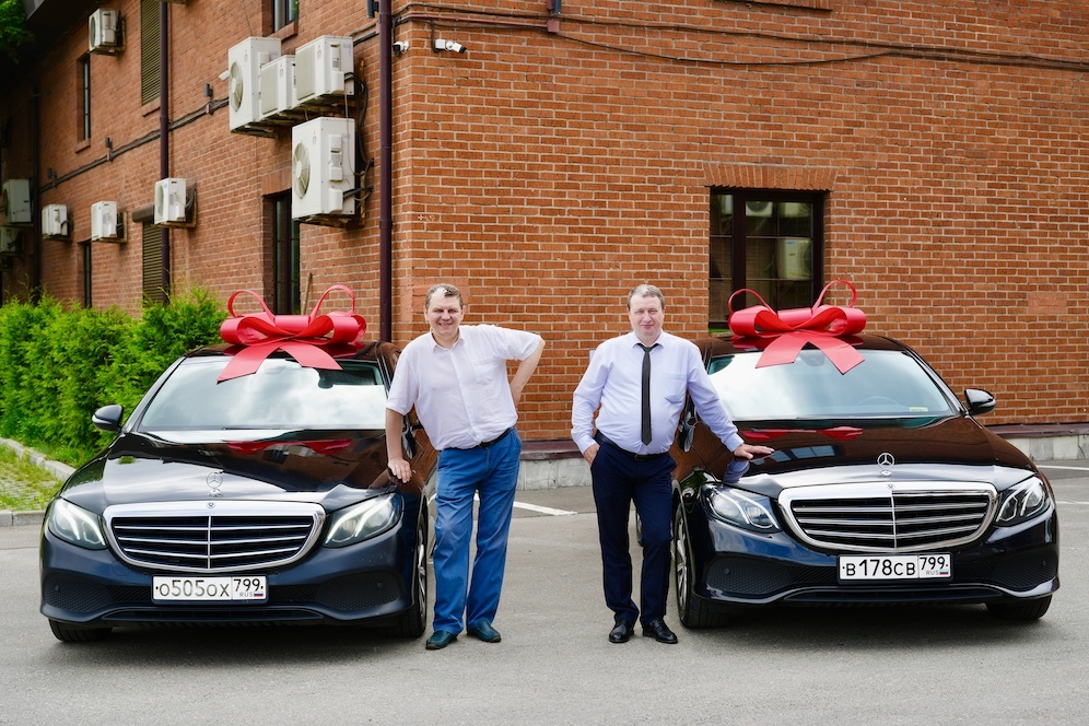 трансфер машина. водитель и автомобиль. водитель открывает дверь. свадебный мерс 221. аренда водитель москва.