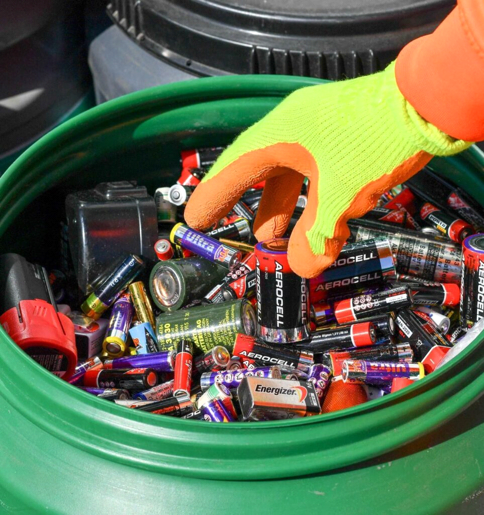 Сбор неопасных отходов. Батарейки отходы. Отработанные батарейки. Утиль батареек. Опасные отходы батарейки.