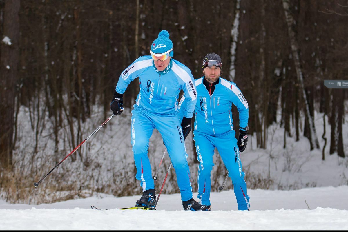 Сооснователи сети студий персональных тренировок Андрей Жуков и Антон Феоктистов на лыжах зимой