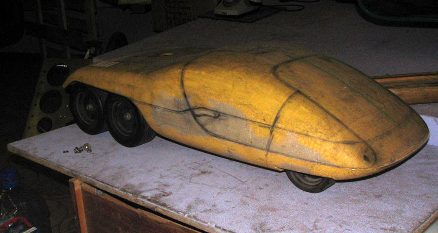 Пластилиновый макет автомобиля будущего.