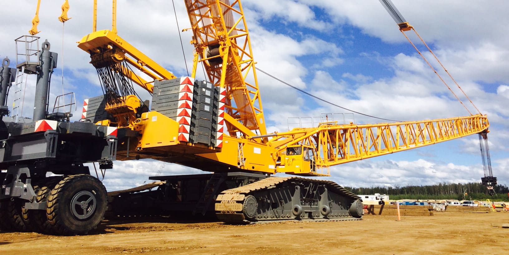 Грузоподъемные машины. Гусеничный кран Либхер башенный кран. Liebherr LR 1110. Кран Liebherr 3500.