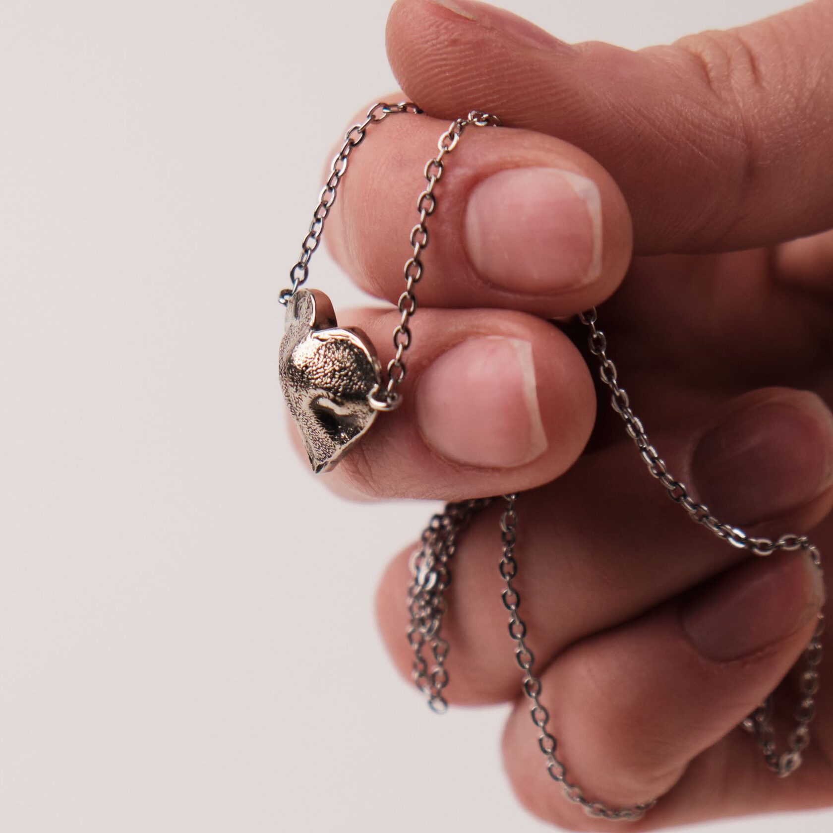 Кулон с отпечатком носа животного