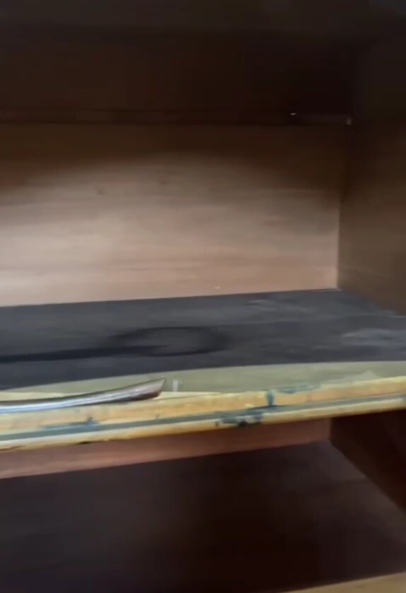 Удаление трещин и царапин при реставрации шкафа