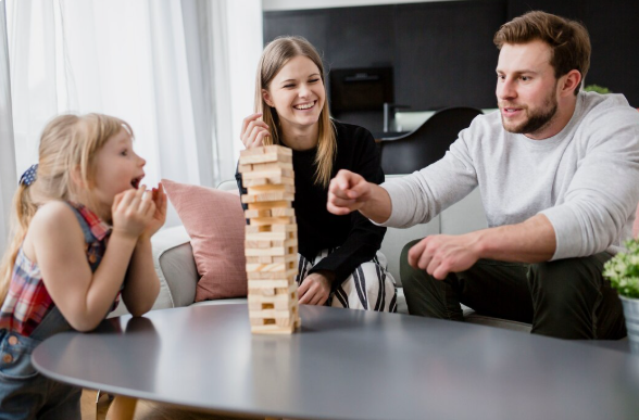 Семья за настольными играми