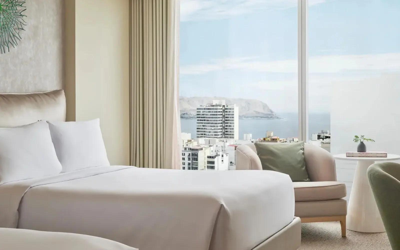 Номер с широкой кроватью и окном в пол на побережье Мирафлореса, SOUMA Hotel