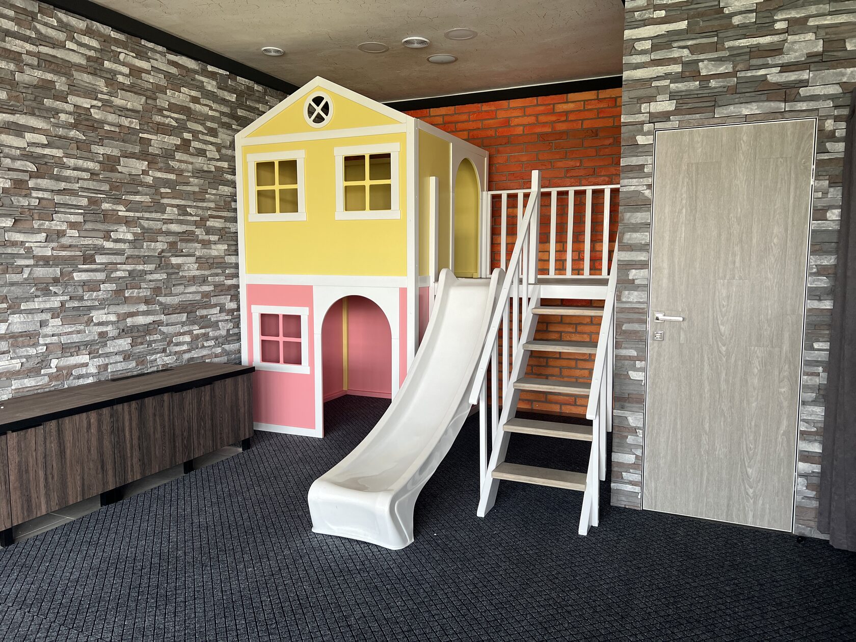 Двухэтажный детский домик с горкой