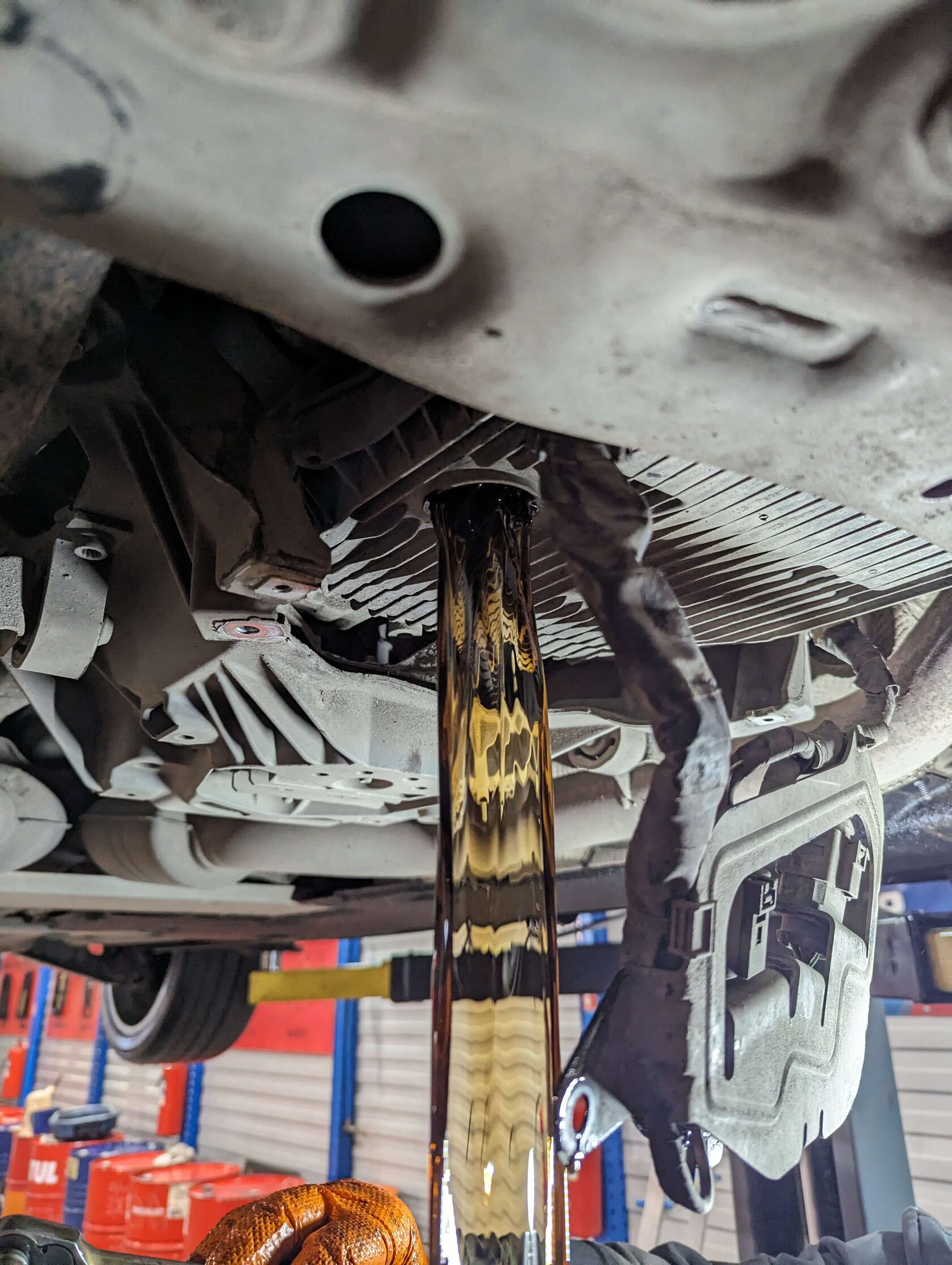 Слив масла из поддона Audi A8