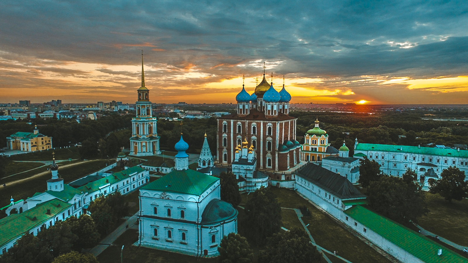 Кремлевский вал. Рязань Кремль. Г.Рязань (Рязанский Кремль). Рязанский государственный историко-архитектурный музей-заповедник. Рязанский Кремль достопримечательности Рязани.